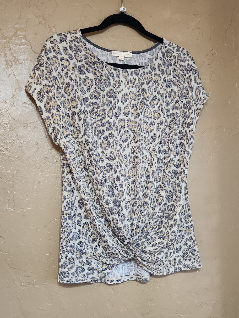 Another Reason Cream and Gray Leopard-Print Twist Front Short Sleeve Top Size S
